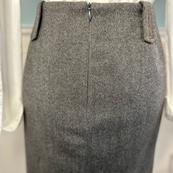 Tailored skirt with front split and designer details - Picture 11 of 12